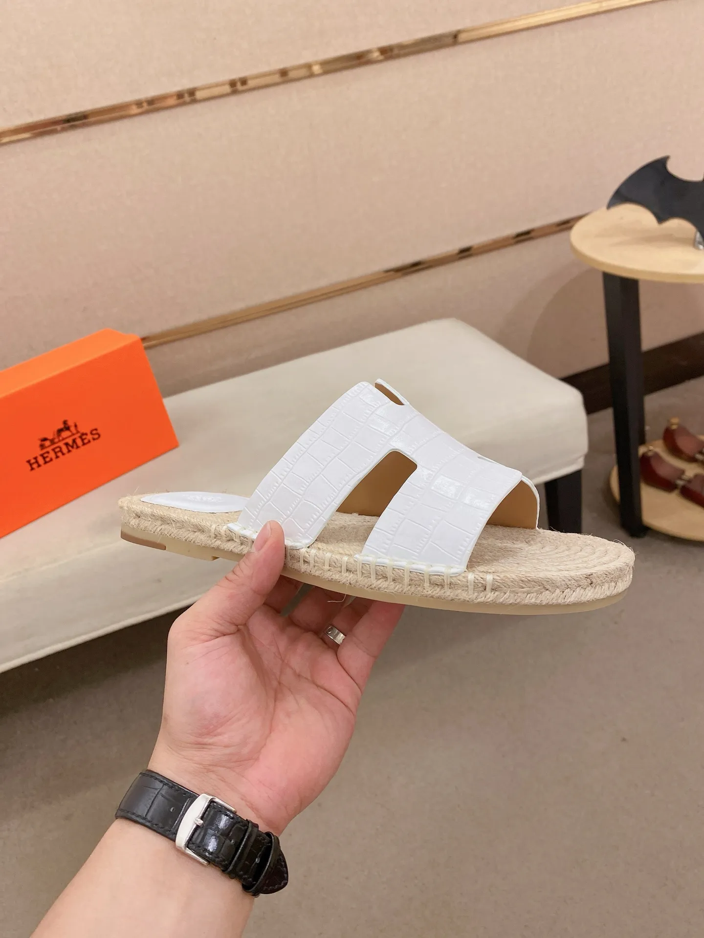 Factory price: 340💰high-end version. "HERMES" Hermès 💁♂️Men's casual slippers, compare the quality at the counter🧚🏿♂️ The upper is made of cowhide leather 🐊crocodile pattern workmanship, purely hand-drawn, raw rubber breathable and non-slip outsole, the inner is breathable and comfortable lambskin, the density is 100% comfortable, the original rubber outsole is wear-resistant and has a code number of 38-44. Can be customized 45-46-47💥🏆